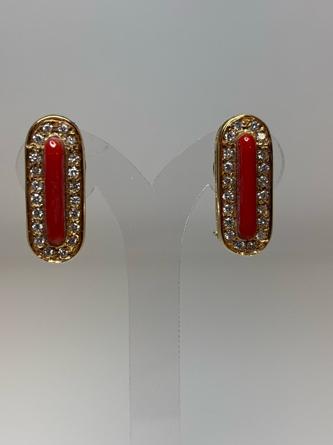 Orecchini in oro 18 kt con brillanti e corallo mediterraneo.