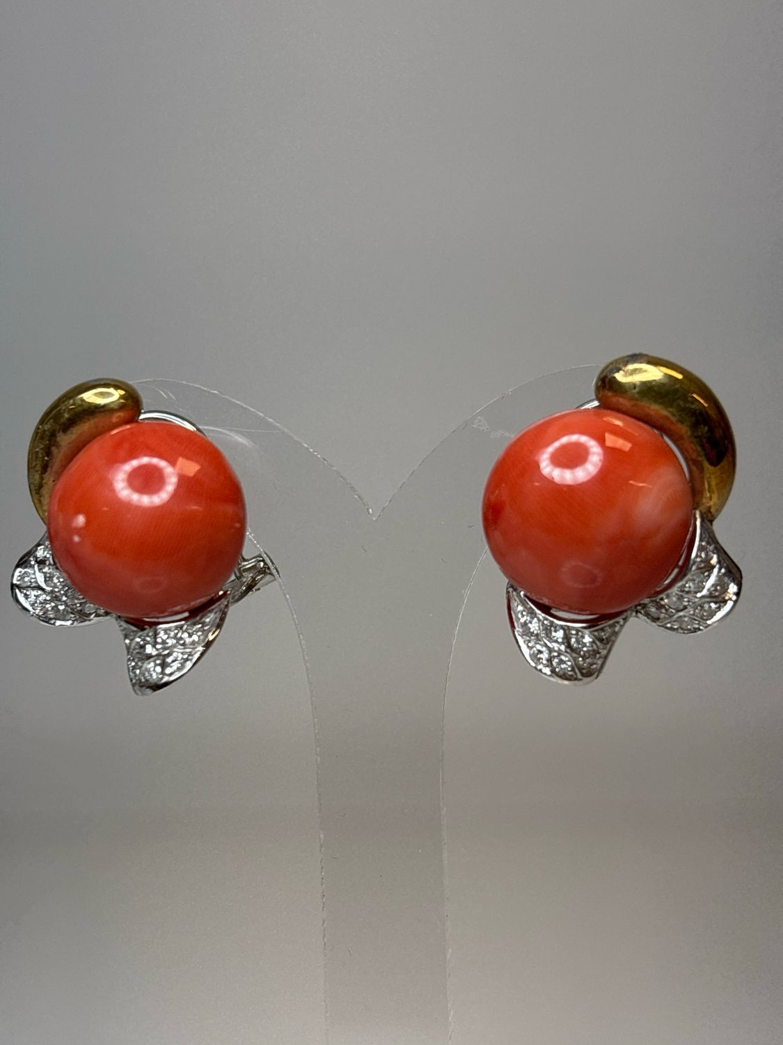 Orecchini in oro 18 kt con brillanti e bottoni di corallo cerasuolo orientale.