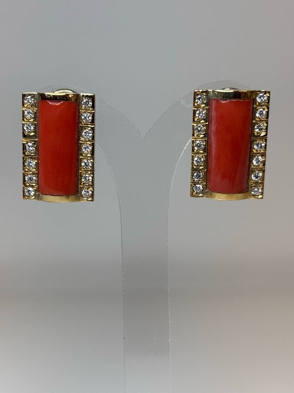 Orecchini in oro 18 KT con brillanti e  corallo cerasuolo orientale.