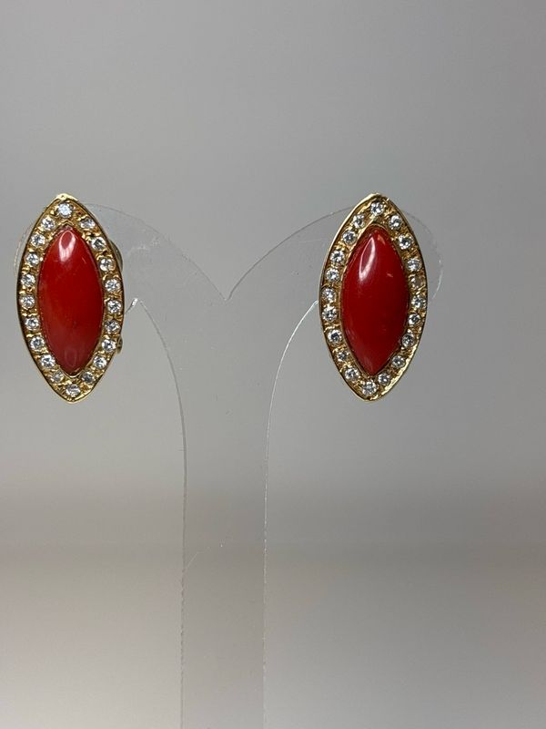 Orecchini in oro 18 KT con brillanti e corallo.