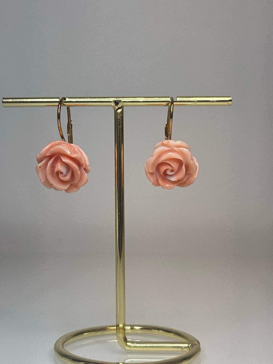 Orecchini in oro 18 KT con rose in corallo orientale