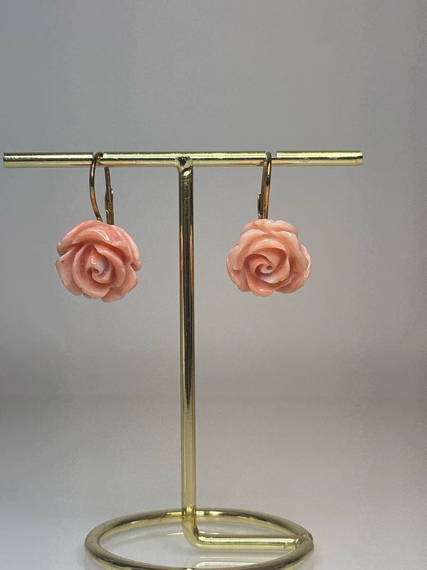 Orecchini in oro 18 KT con rose in corallo orientale