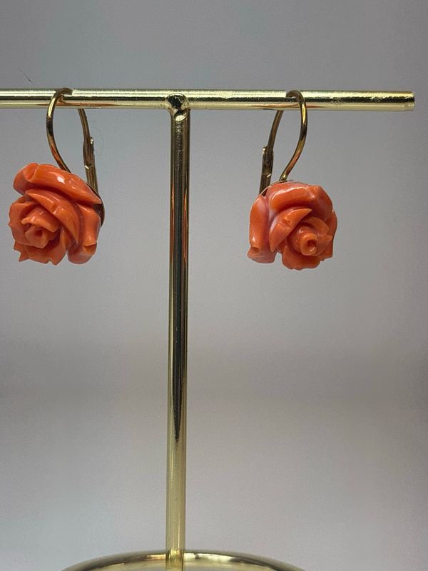 Orecchini in oro di 18 KT con rose di corallo cerasuolo orientale.