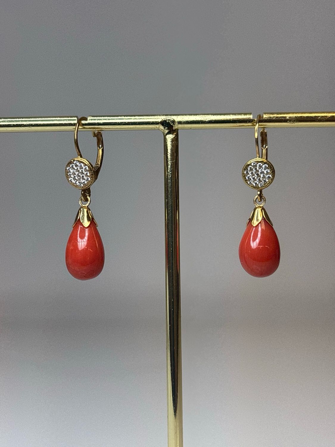 Orecchini in oro 18 KT con zirconi e pistoni in corallo Mediterraneo