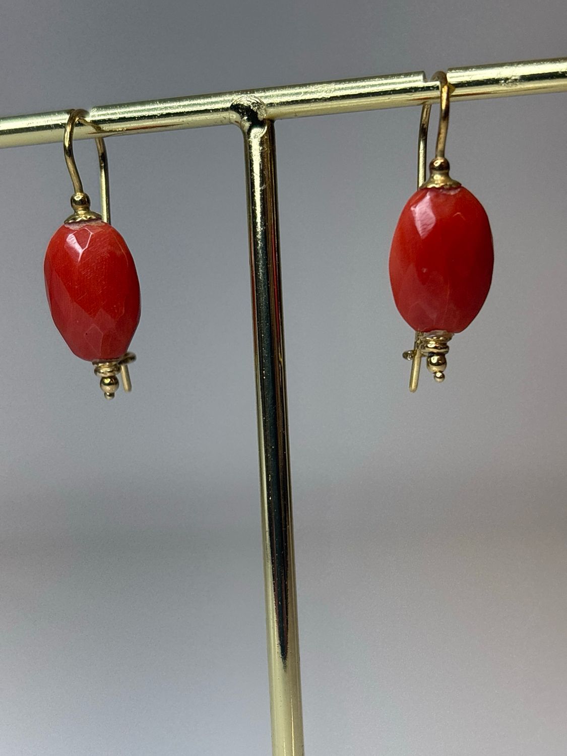 Orecchini in oro 18 KT con corallo mediterraneo sfaccettato