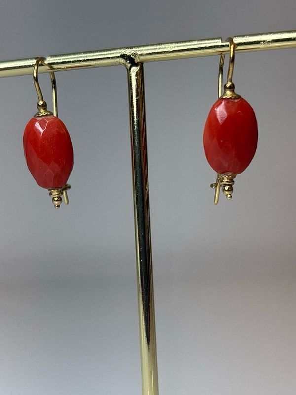 Orecchini in oro 18 KT con corallo mediterraneo sfaccettato