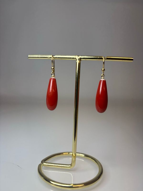 Orecchini in oro 18 KT con pistoni di corallo mediterraneo