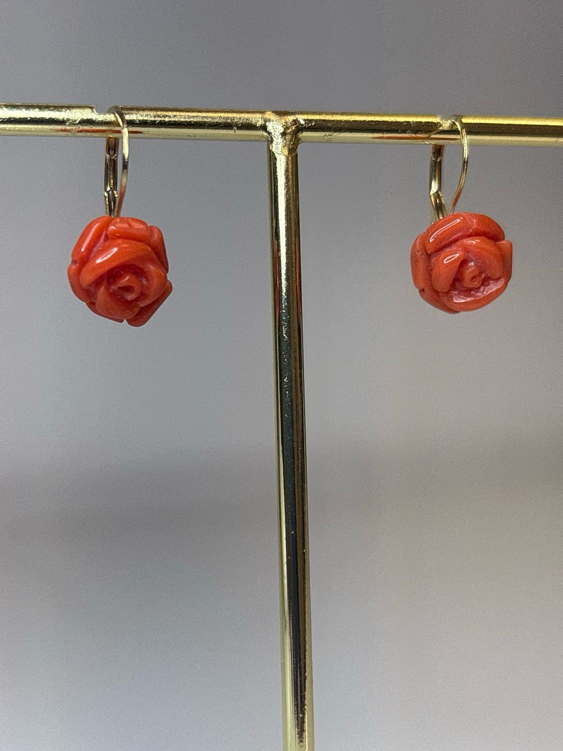 Orecchini in oro 18 KT con rose di corallo mediterraneo.