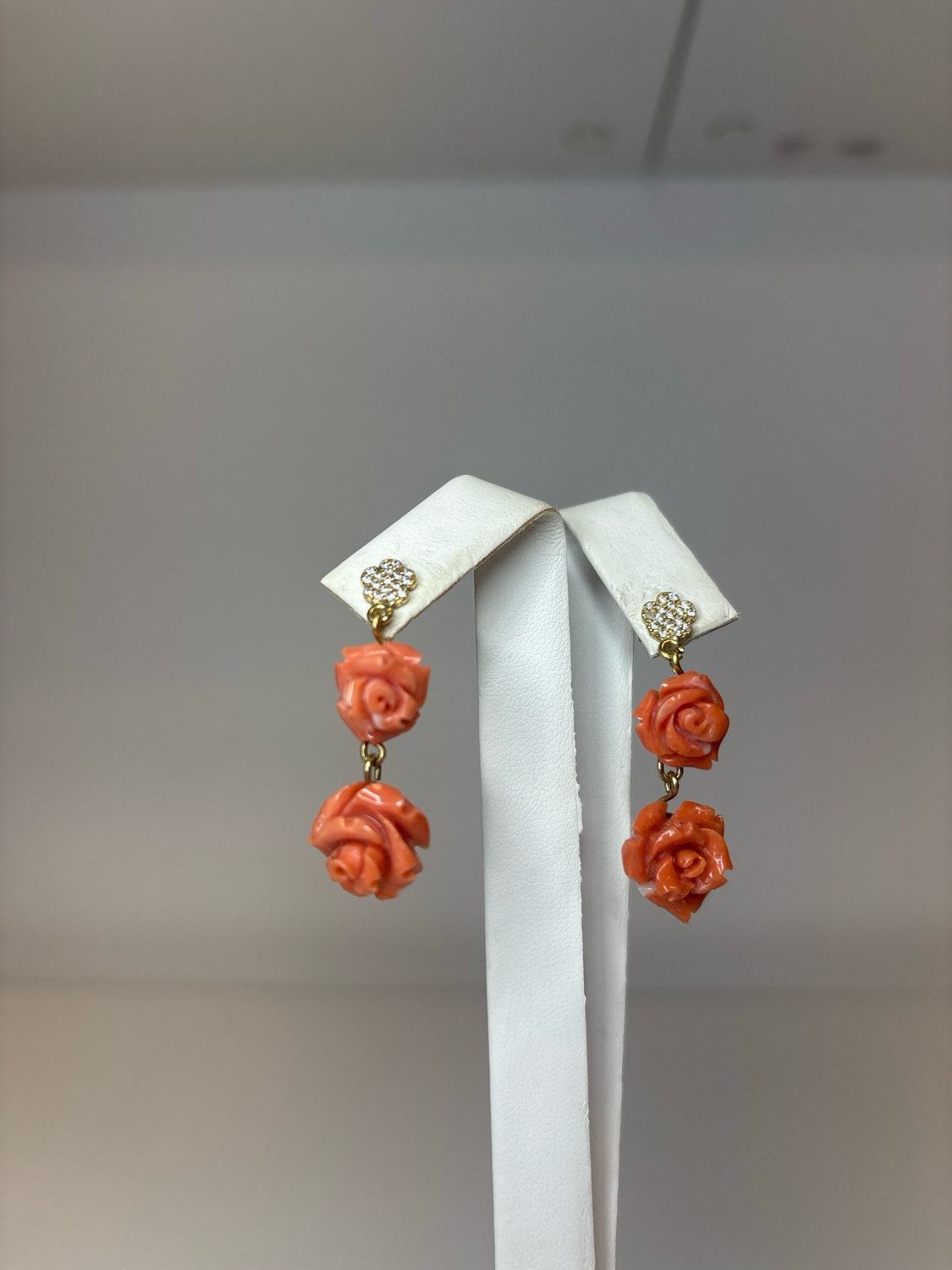 Cecchini in oro 18 KT con rose di corallo orientale e zirconi