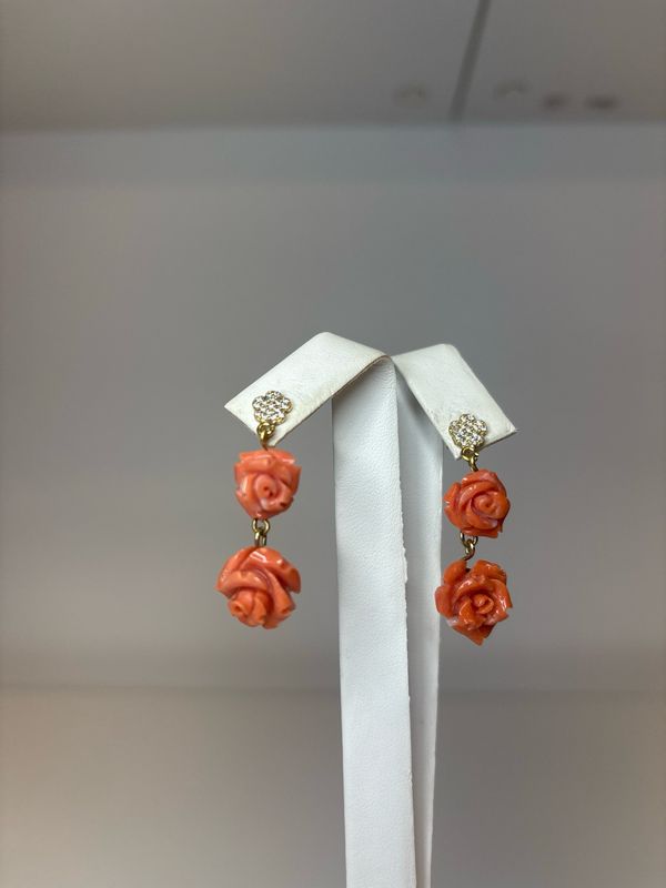 Cecchini in oro 18 KT con rose di corallo orientale e zirconi