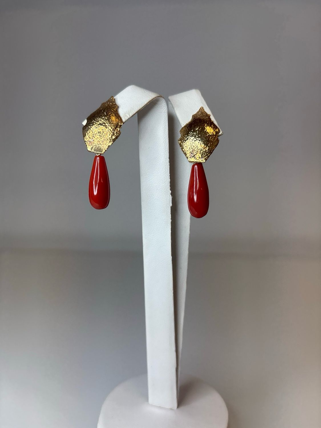 Orecchini in oro 18 KT con pistoni di corallo mediterraneo