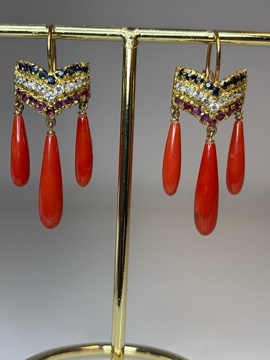 Orecchini in oro 18 KT con pistoni di corallo e zirconi colorati