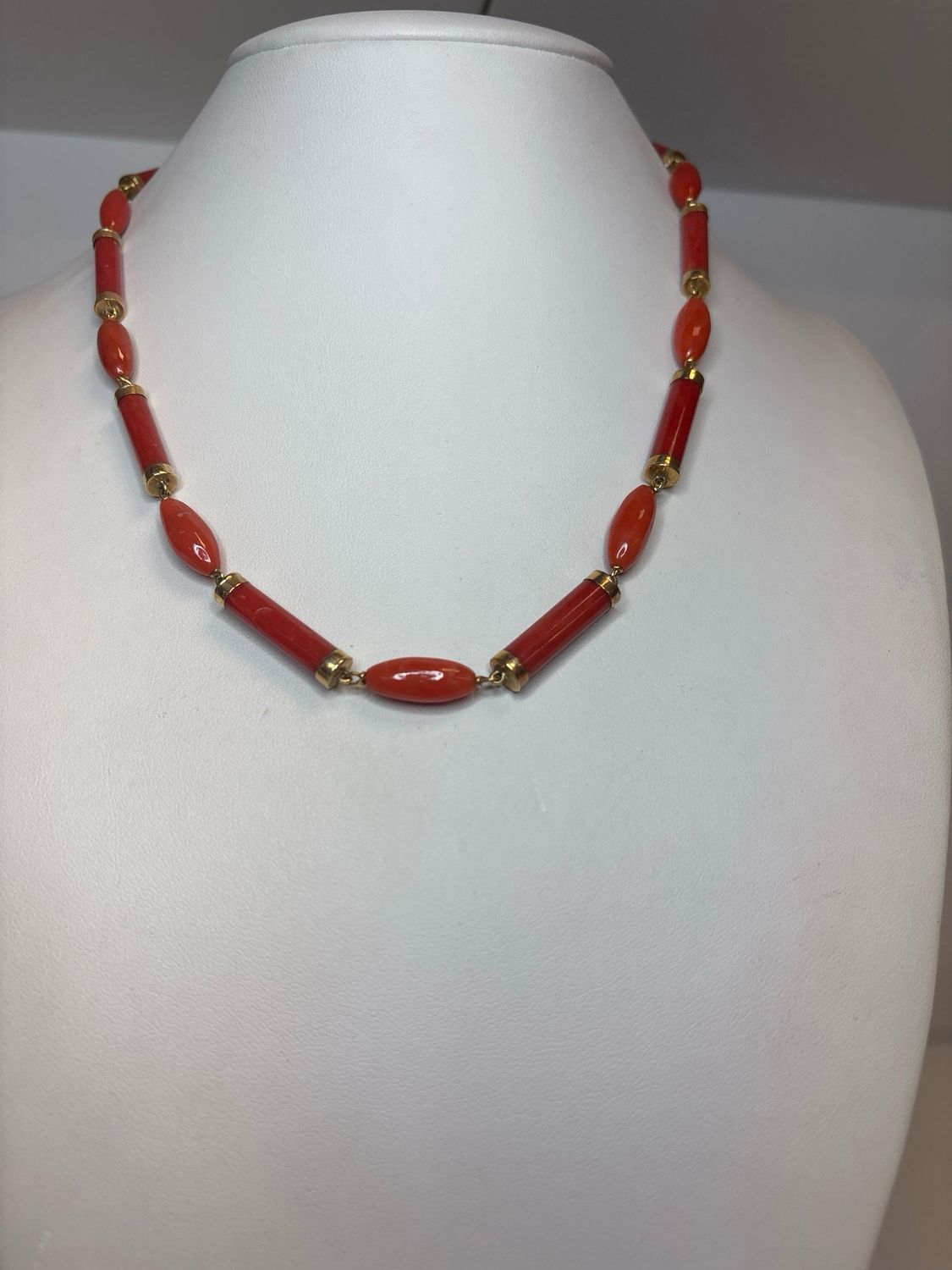 Girocollo in oro 18 KT e coralli mediterranei