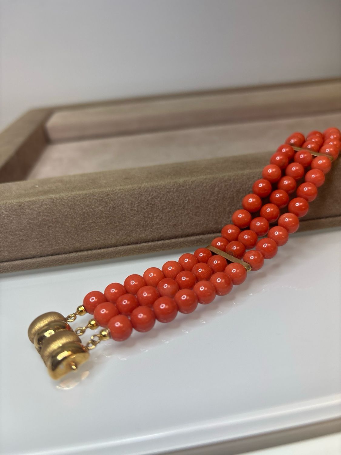 Bracciale a tre fili con sfere di corallo mediterraneo e chiusura in oro 18 KT