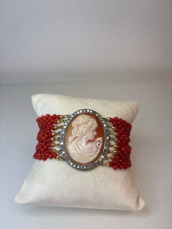 Bracciale in corallo mediterraneo a tessuto con chiusura in oro 18 KT e centrale di cameo di conchiglia con diamanti