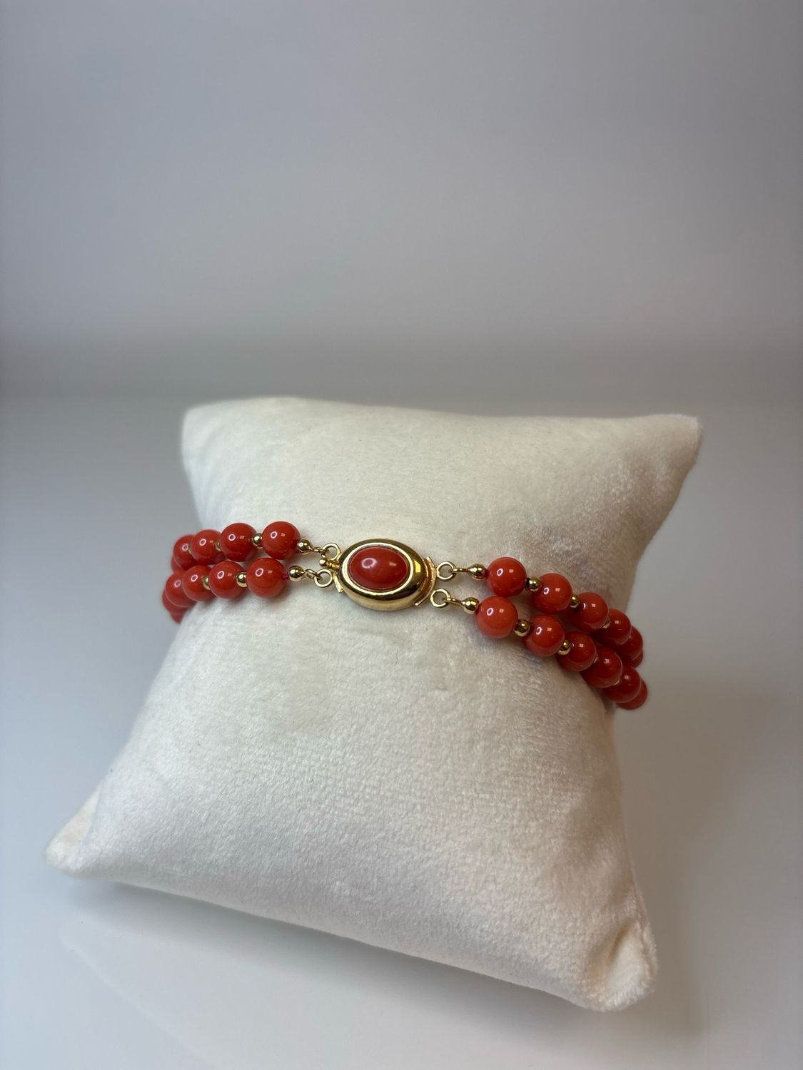 Bracciale in corallo mediterraneo con elementi e chiusura in oro 18 KT