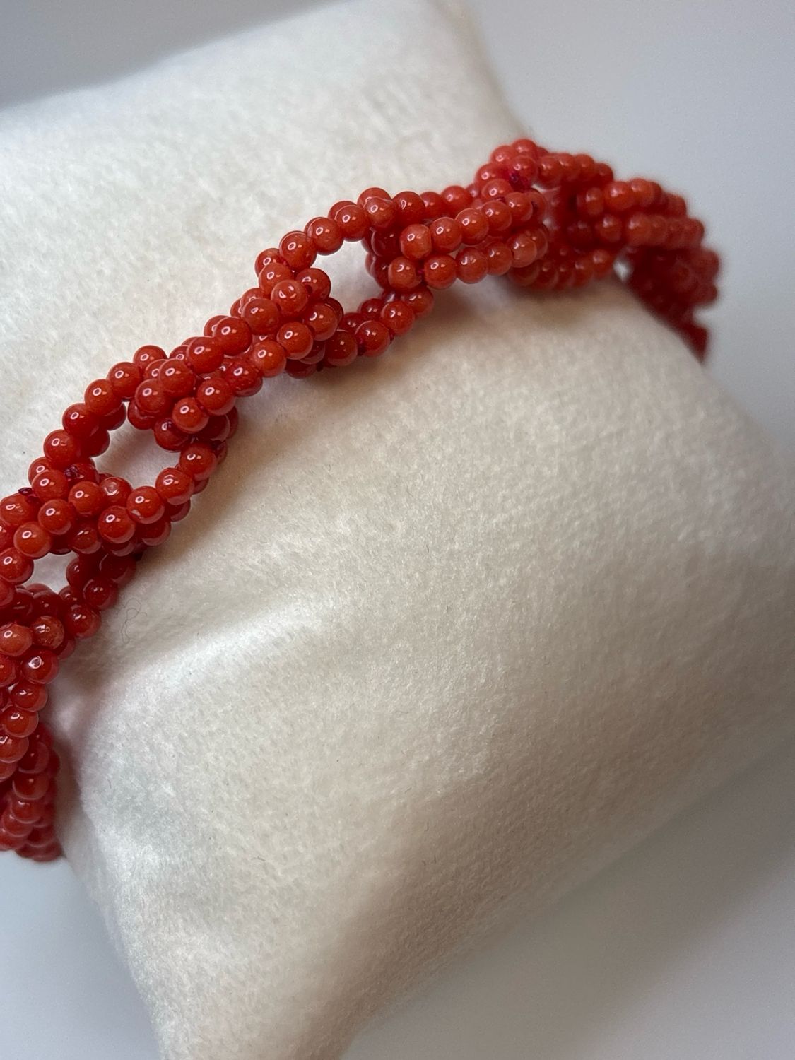 Bracciale in corallo mediterraneo a tessuto con chiusura in oro 18 KT