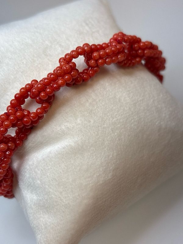 Bracciale in corallo mediterraneo a tessuto con chiusura in oro 18 KT