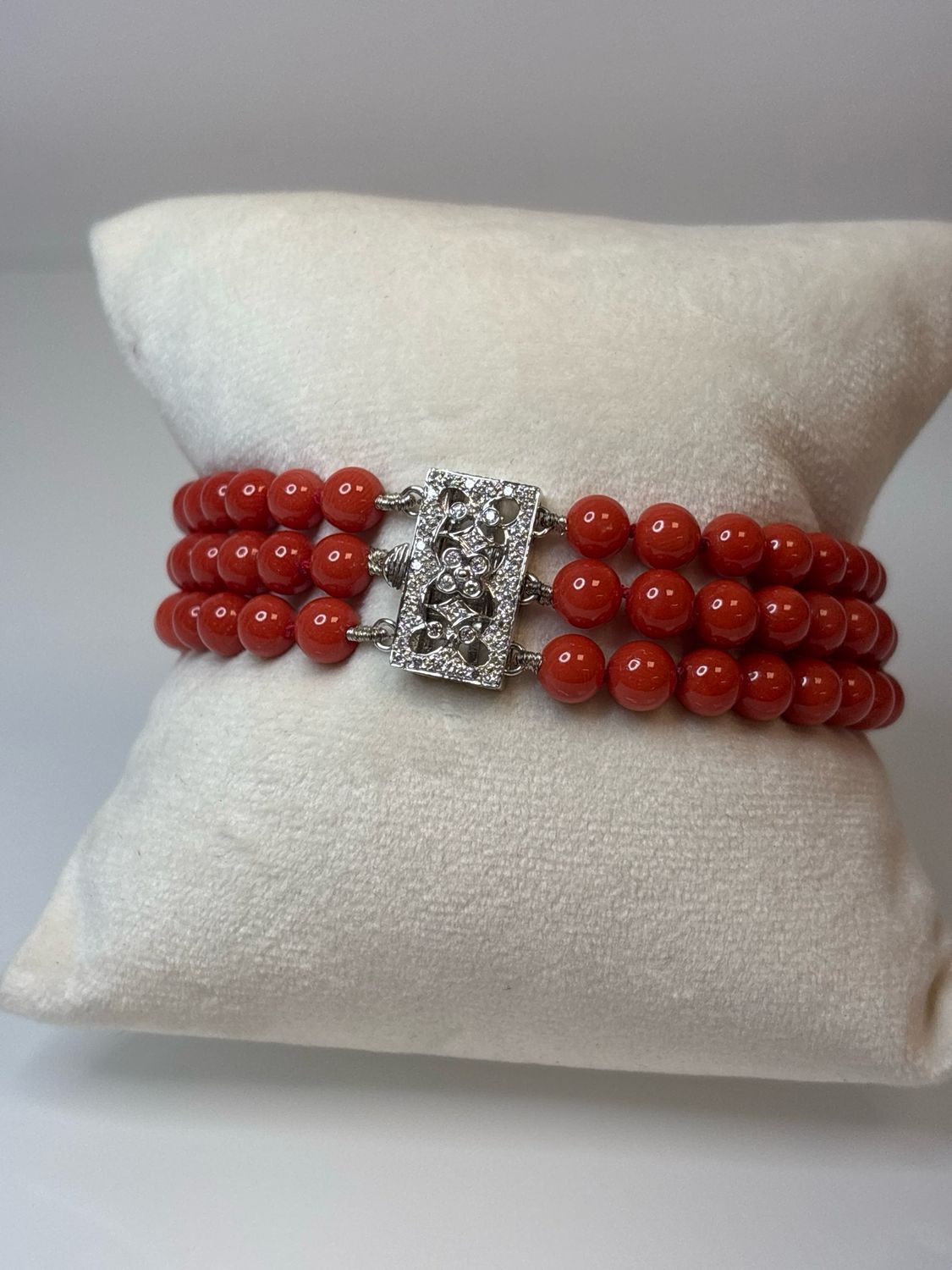 Bracciale in corallo mediterraneo con chiusura dí brillanti in oro 18kt