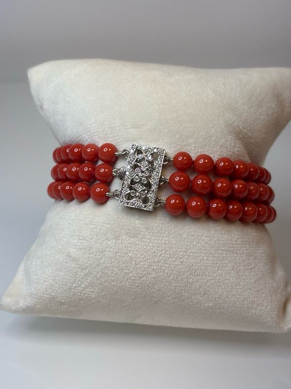 Bracciale in corallo mediterraneo con chiusura dí brillanti in oro 18kt