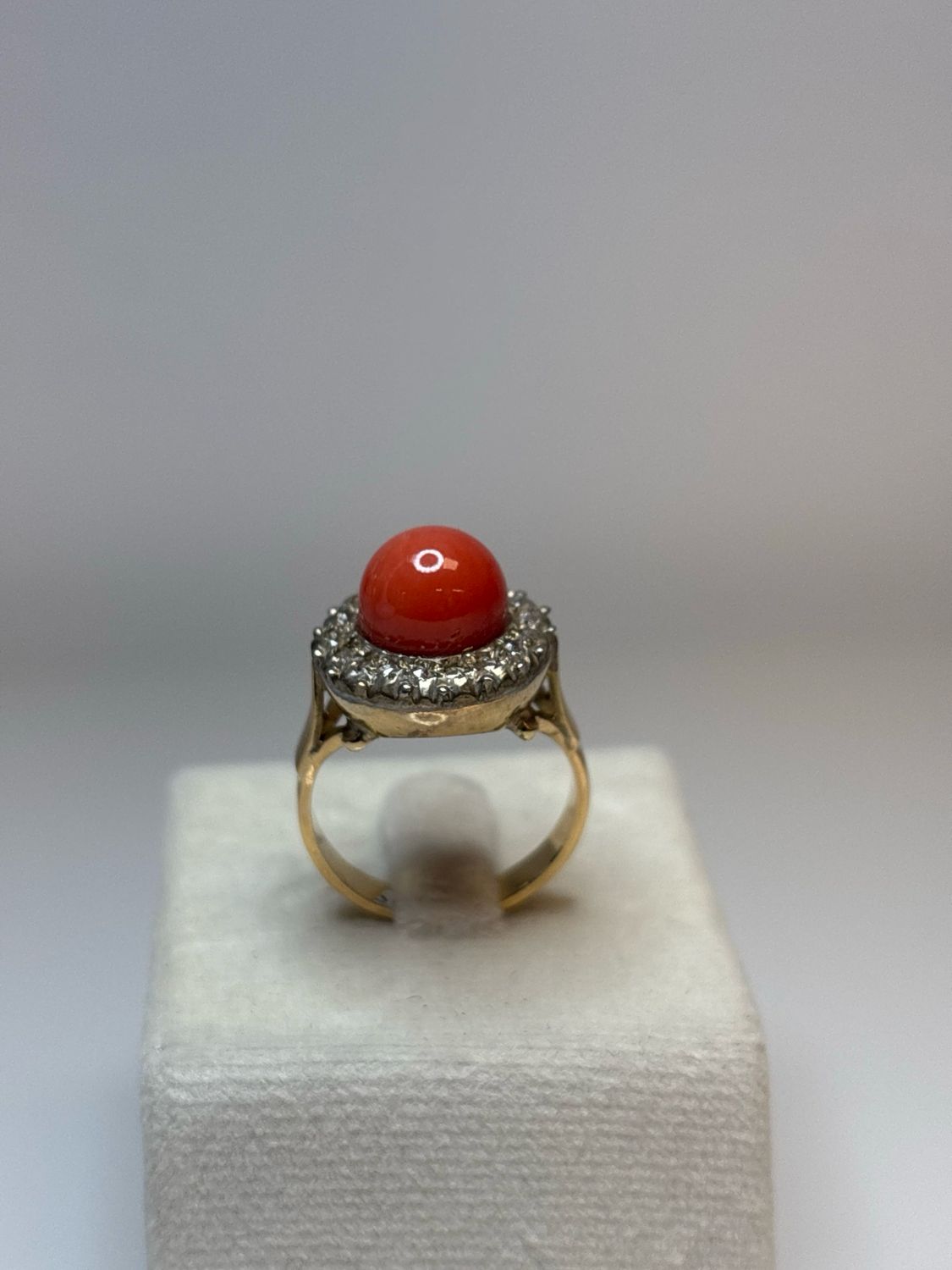Anello in oro 18 KT con sfera di corallo Mediterraneo e diamanti