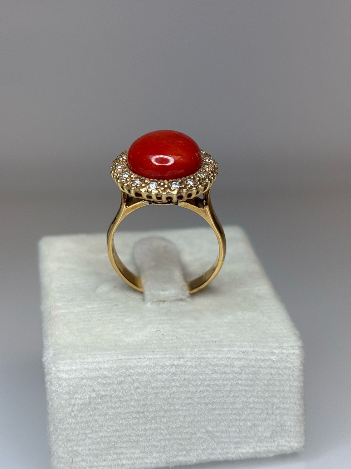 Anello in oro 18 KT con Bottone di corallo mediterraneo e brillanti