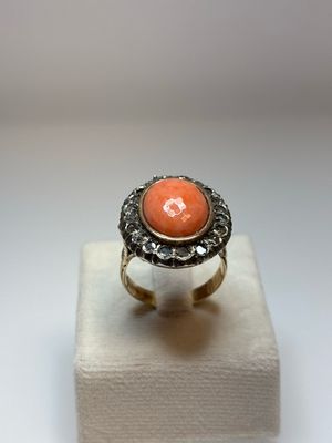 Anello in stile antico in oro 18 KT con diamanti e corallo orientale sfaccettato