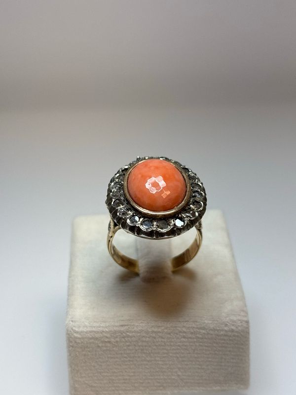 Anello in stile antico in oro 18 KT con diamanti e corallo orientale sfaccettato