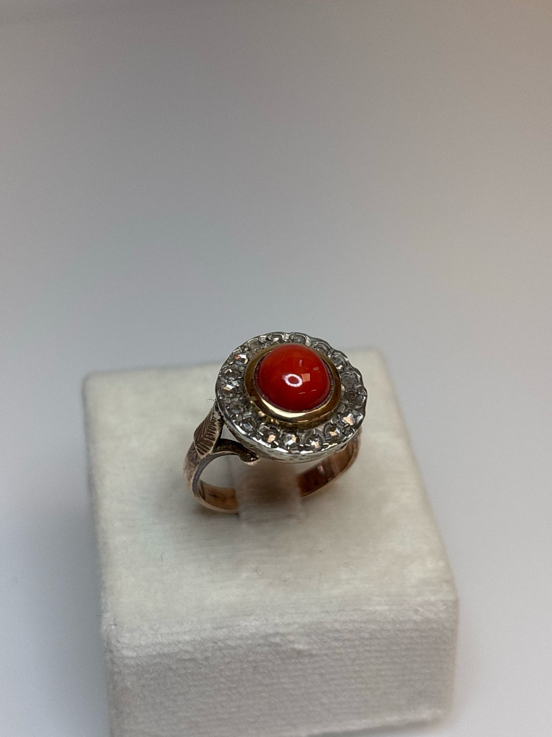 Anello in oro di basso titolo con rose e Bottone di corallo Mediterraneo