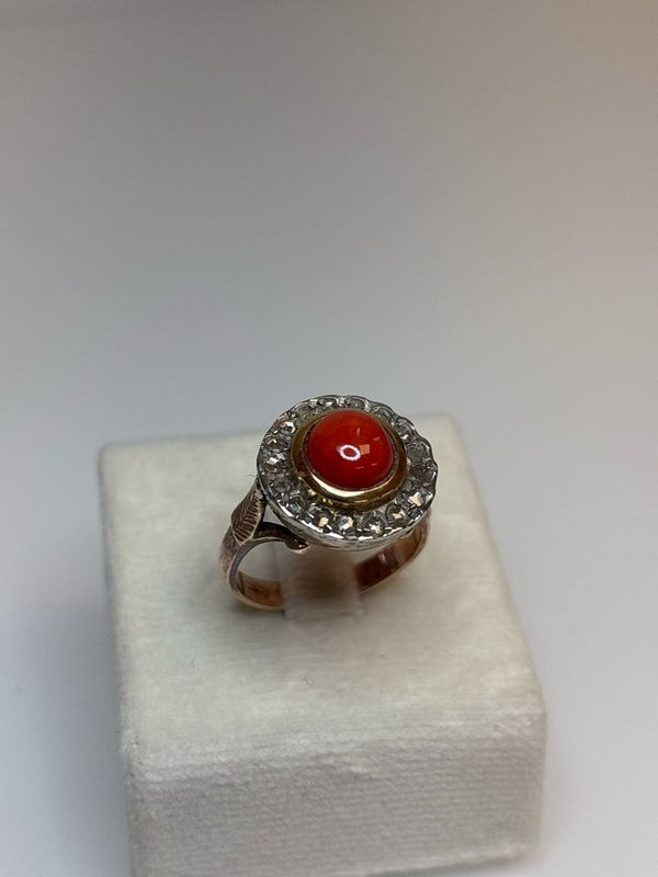 Anello in oro di basso titolo con rose e Bottone di corallo Mediterraneo