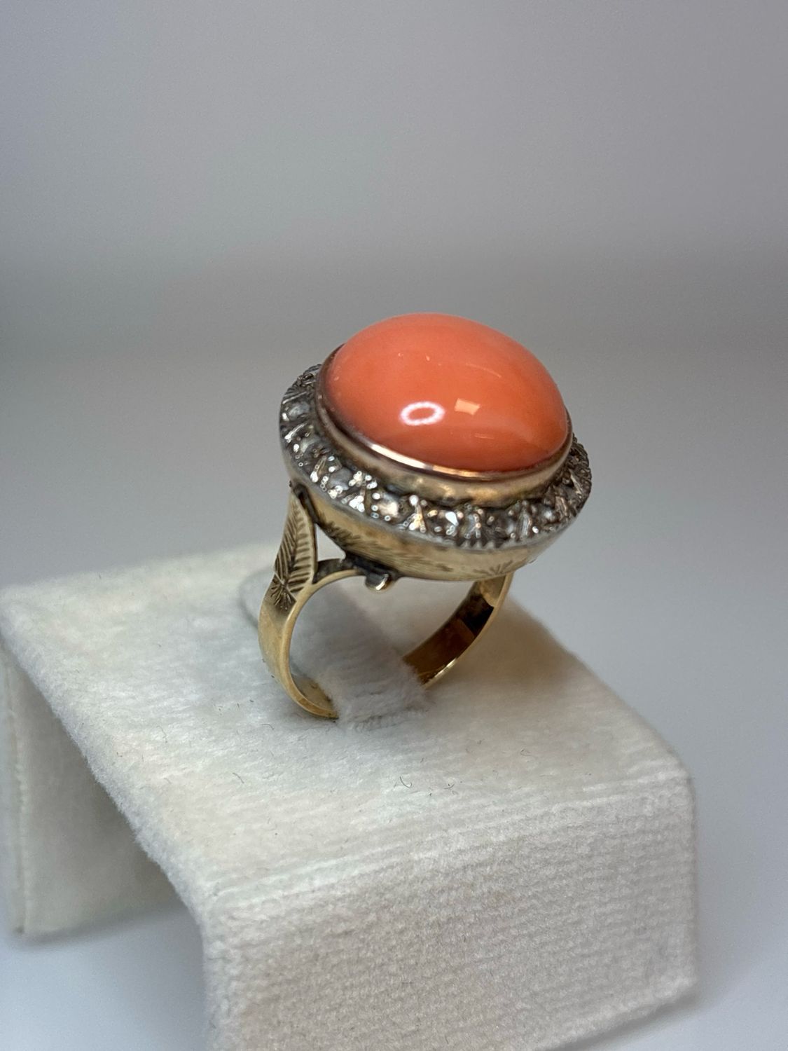 Anello in oro 18 KT con diamanti e grande Bottone di corallo orientale