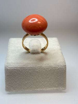 Anello in oro 18 KT con Bottone di corallo orientale