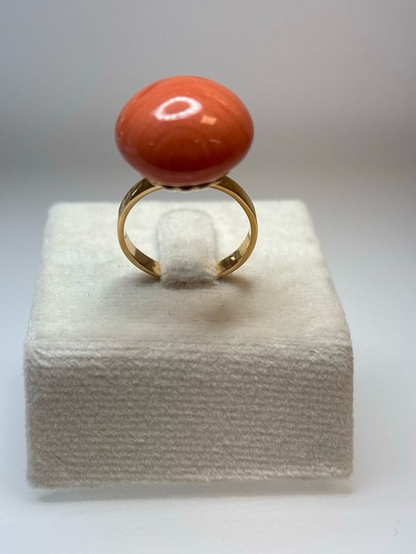 Anello in oro 18 KT con Bottone di corallo orientale