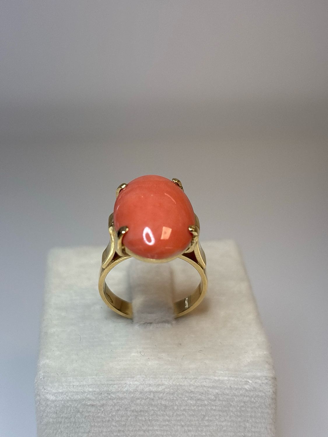 Anello in oro 18 KT con Cabochon di corallo orientale