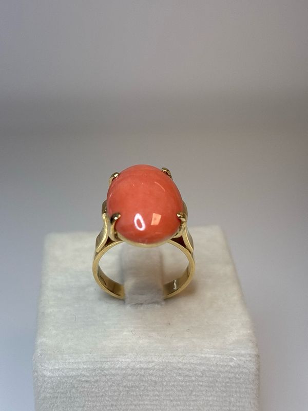 Anello in oro 18 KT con Cabochon di corallo orientale