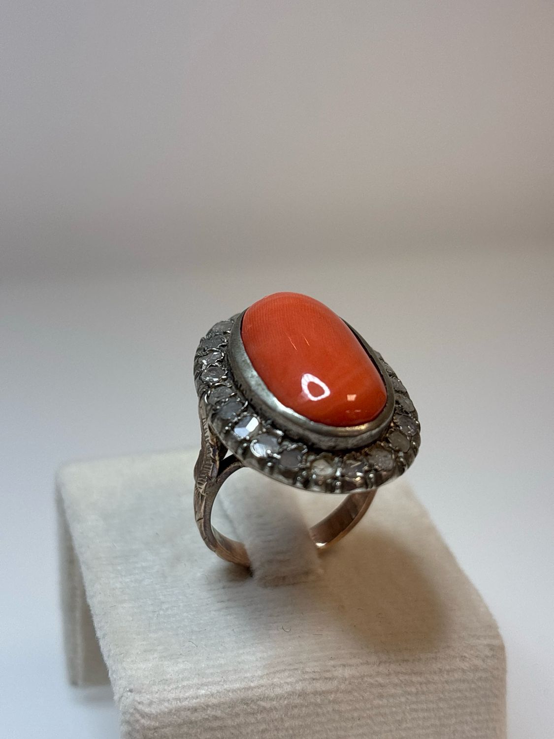 Anello in oro 18 KT e argento con grande Cabochon di corallo cerasuolo orientale