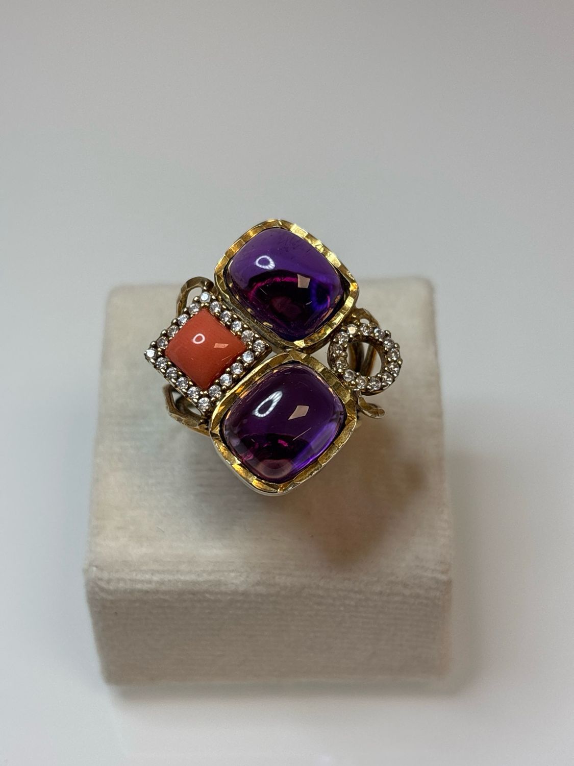 Anello in argento 925 placcato oro con zirconi ametiste e corallo orientale