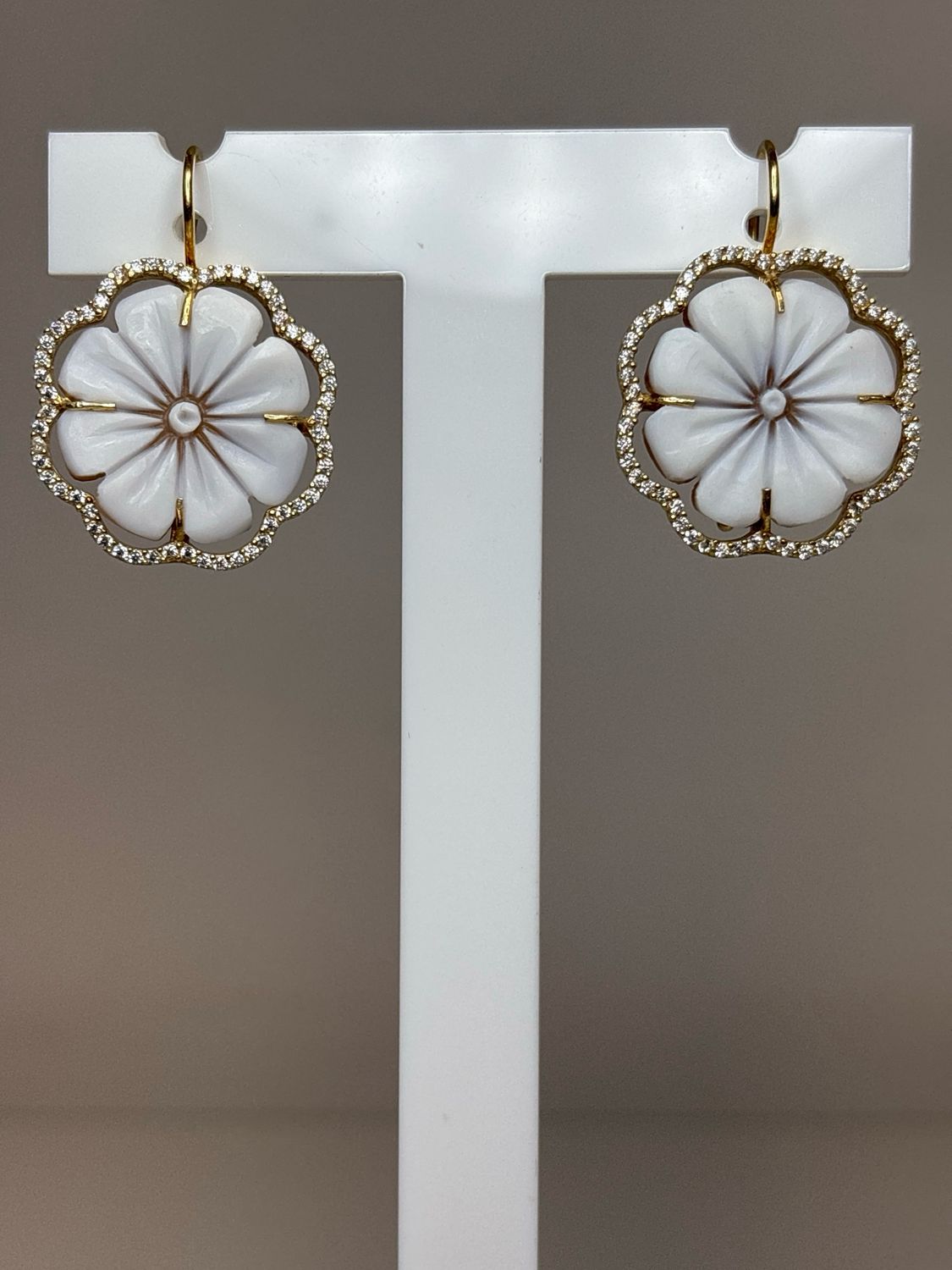 Orecchini in argento 925 dorato con zirconi e cameo di conchiglia.