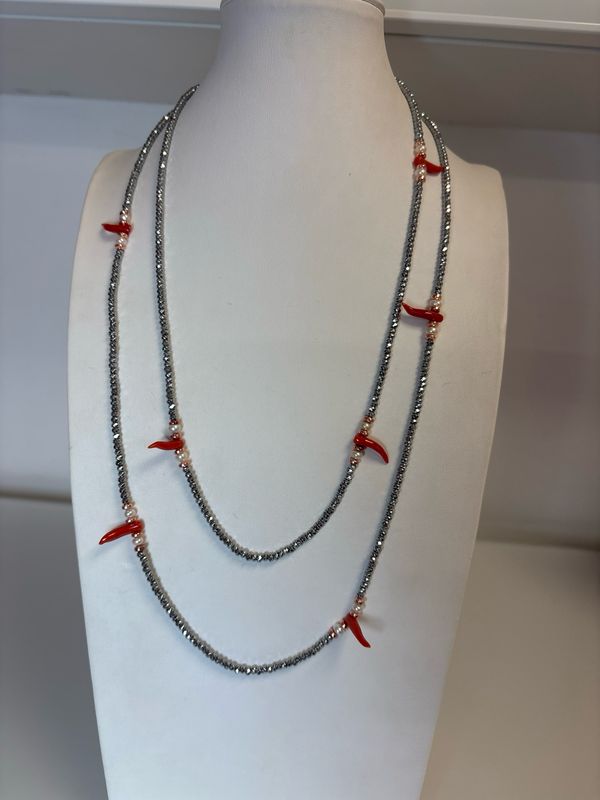 Collana lunga 120 cm in ematite , perline di acqua dolce e cornetti in vero corallo Mediterraneo con chiusura in argento 925