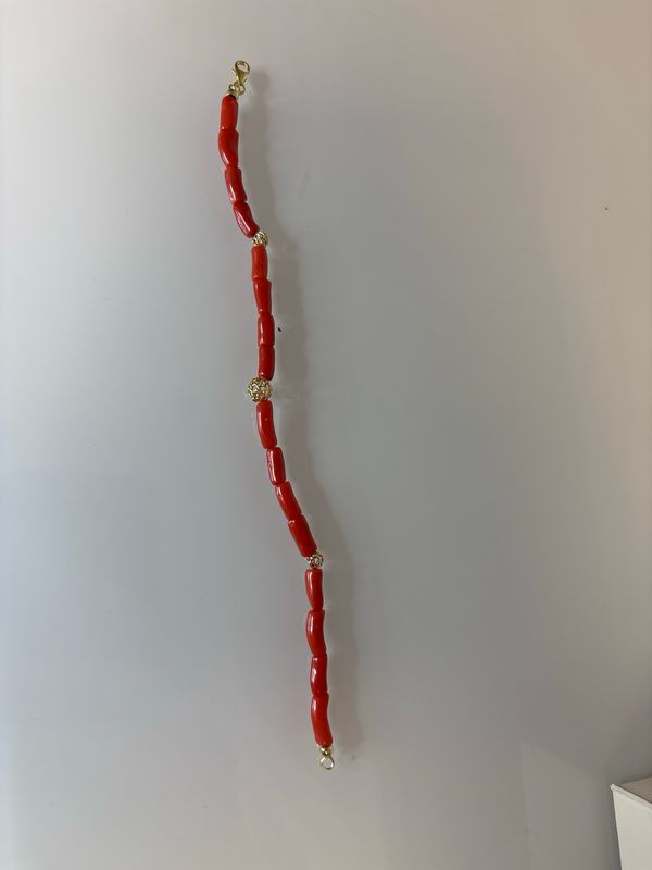 Bracciale in vero corallo mediterraneo ed elementi in argento 925 bagnati oro.