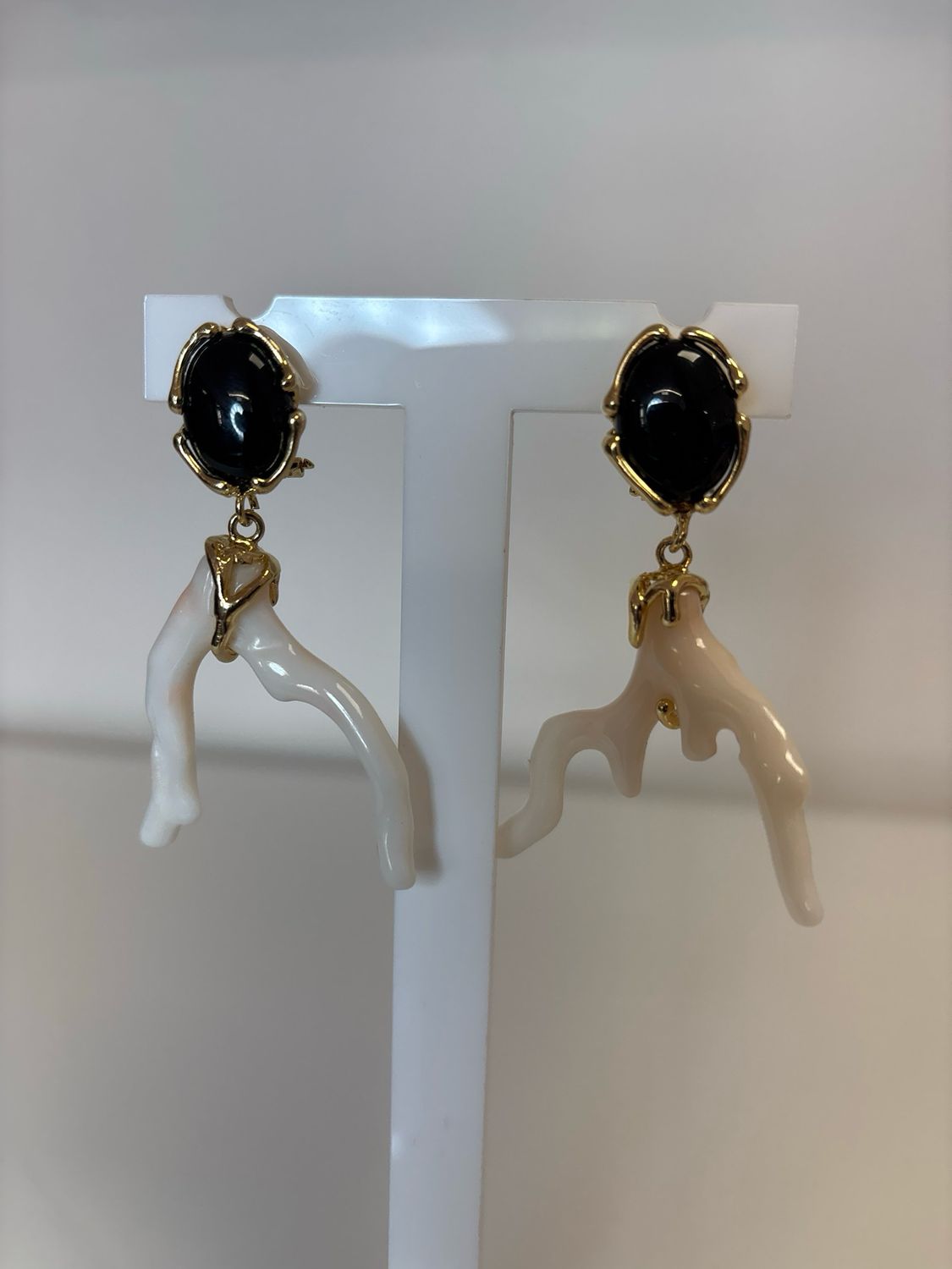 Orecchini in argento, 925 bagnato in oro con onice e rami di corallo orientale.