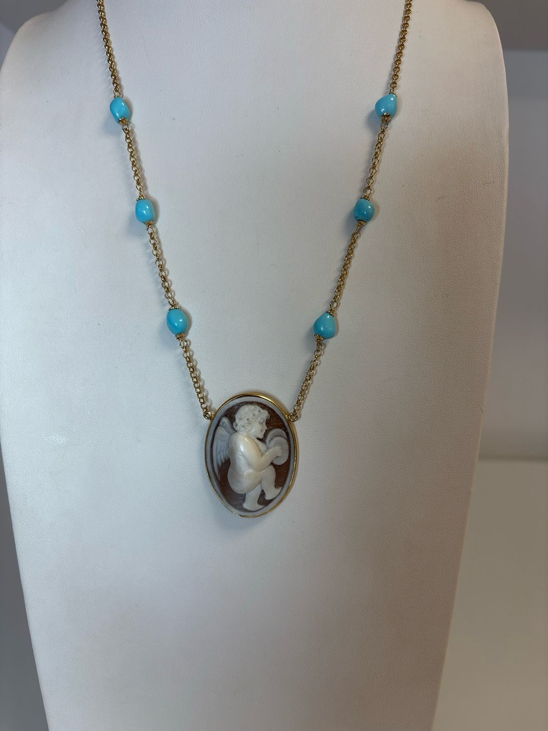 Collana in argento 925 bagnata in oro con cameo sardonico di conchiglia lavorato  a mano ed elementi di pasta di turchese.