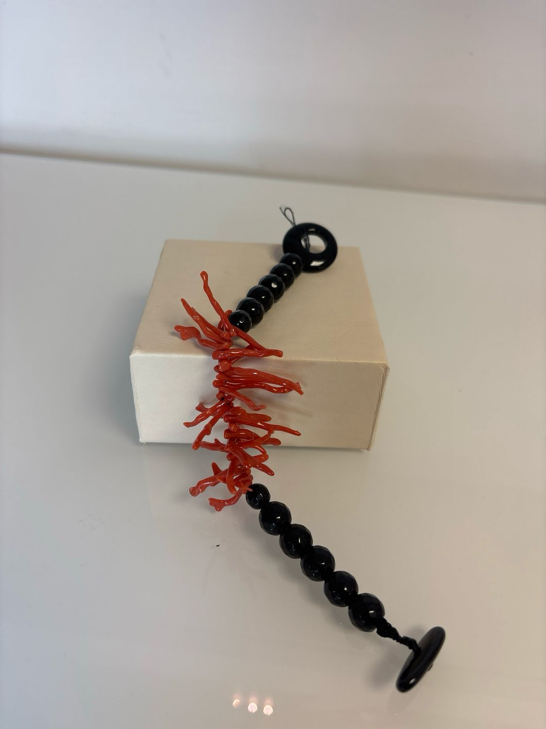 Bracciale con elementi in corallo mediterraneo e Agata nera