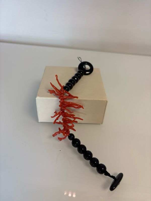 Bracciale con elementi in corallo mediterraneo e Agata nera