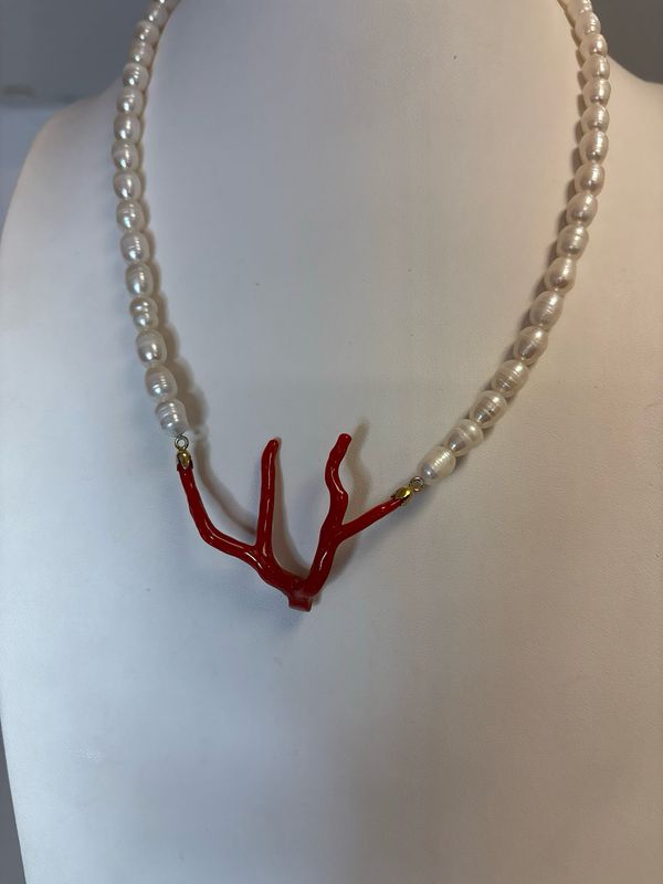 Collana in perle di acqua dolce e corallo mediterraneo con chiusura in argento 925 è bagnata in oro