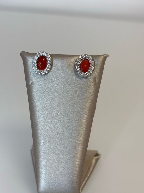 Orecchini in argento 925 con zirconi e corallo naturale mediterraneo.