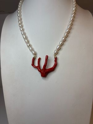 Collana con perle di acqua dolce e corallo mediterraneo con chiusura in argento 925 bagnata oro