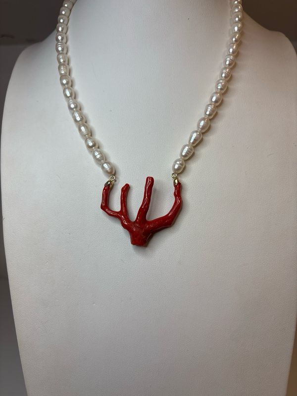 Collana con perle di acqua dolce e corallo mediterraneo con chiusura in argento 925 bagnata oro