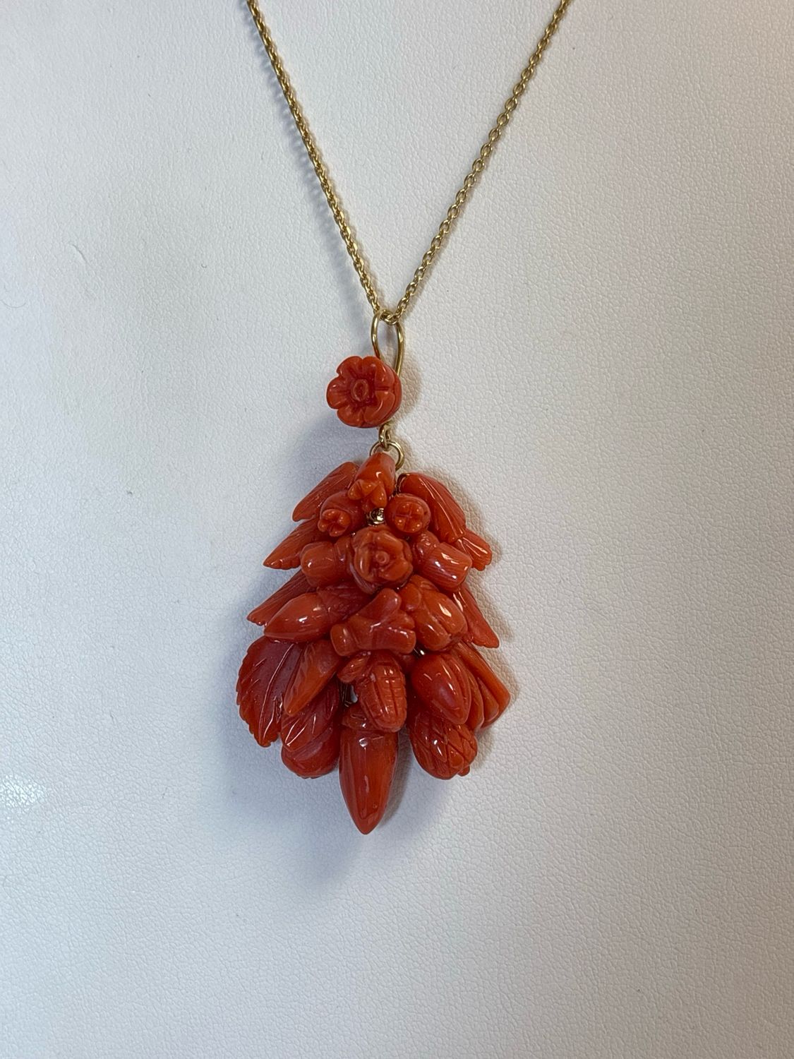Ciondolo in vero corallo mediterraneo lavorato a mano montato in argento 925.
