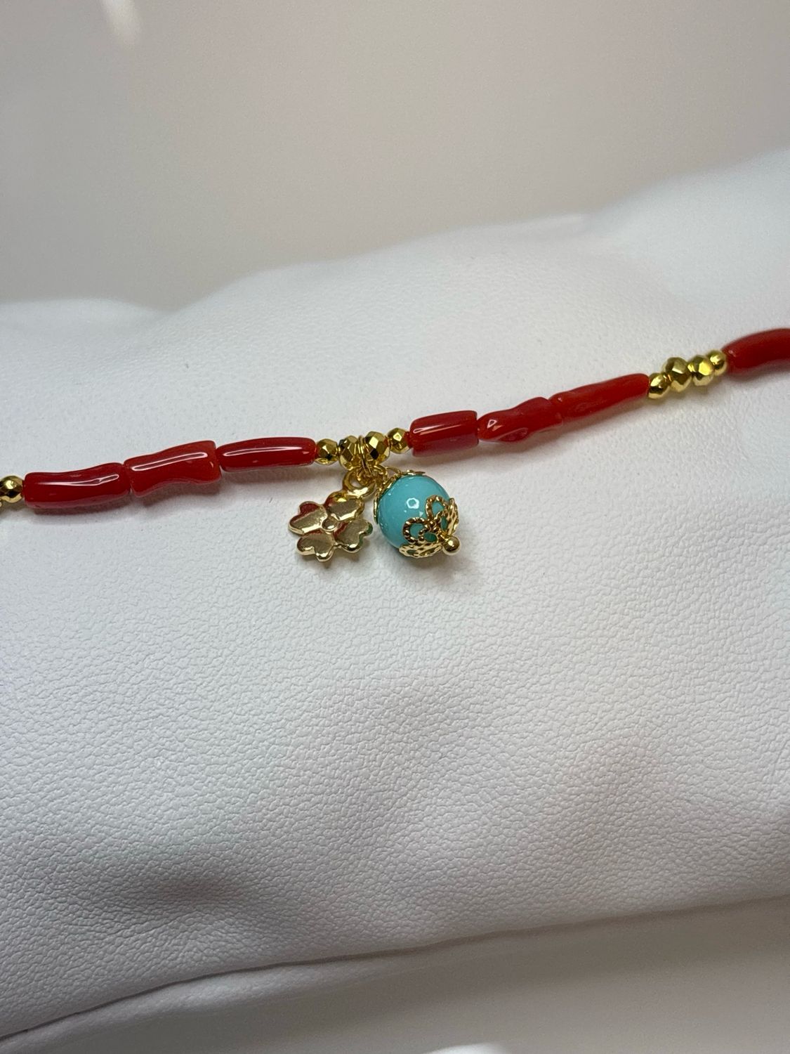 Bracciale in corallo mediterraneo, montato in argento 925 bagnato in oro con ciondolo in pasta di turchese